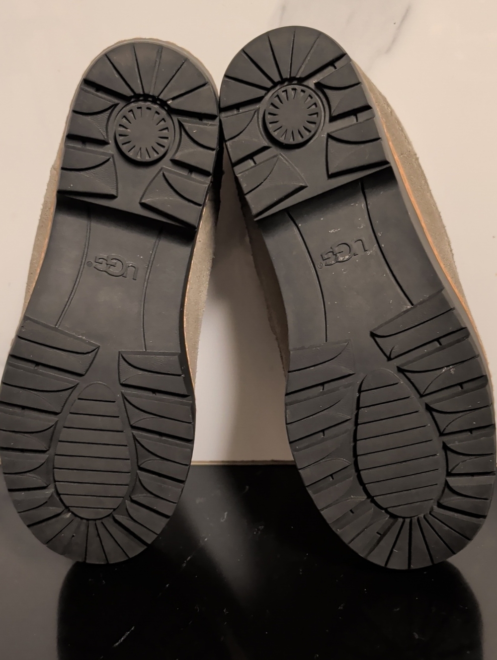 UGG Women's Lynwood Clog Slip-On Mule - Olive Size 8 Used Exc - Picture 7 of 9